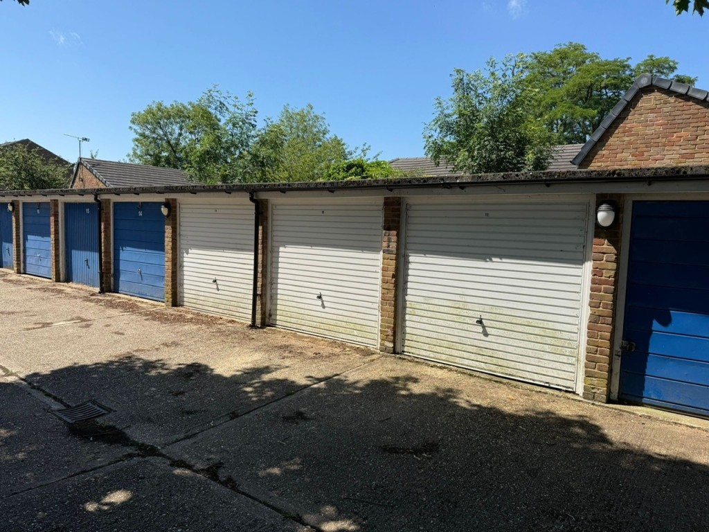 Lot: 23 - 18 LOCK-UP GARAGES FOR INVESTMENT - Garages 11 - 16